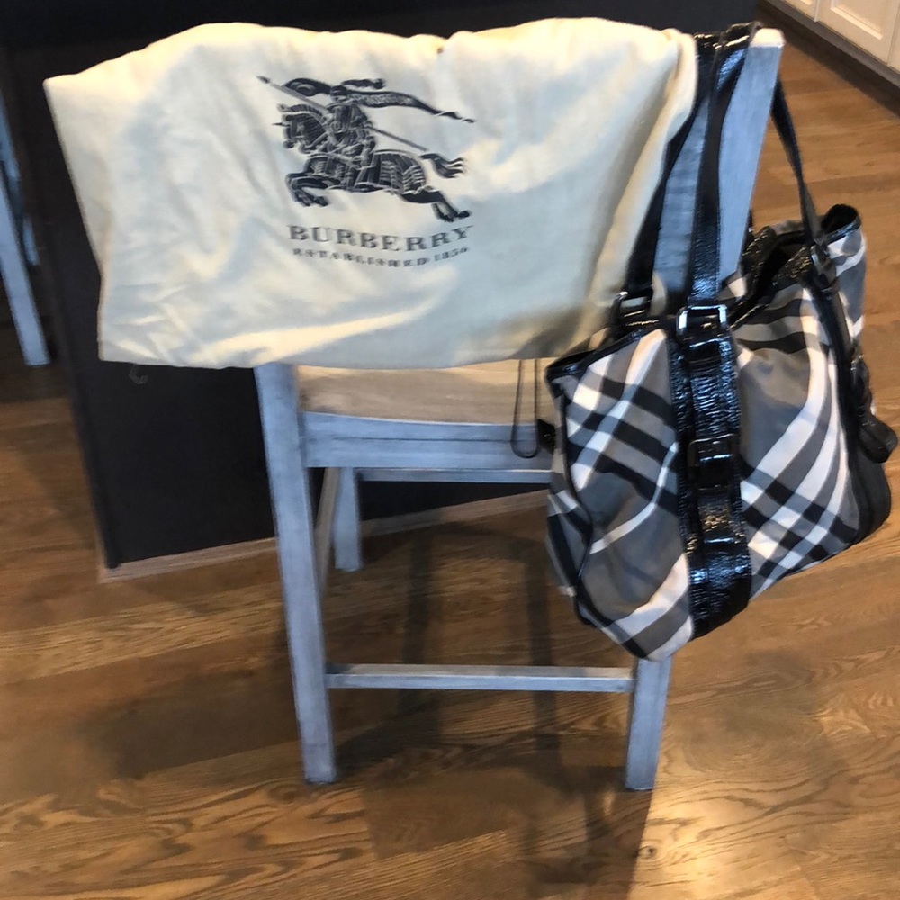 BURBERRY 💯authentic beat check Victoria tote